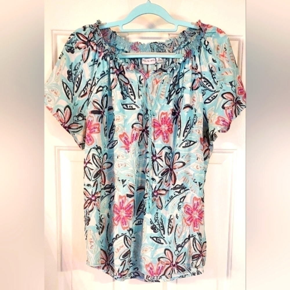 KIM Rogers Short Sleeve Floral Vlouse Top Size XL.